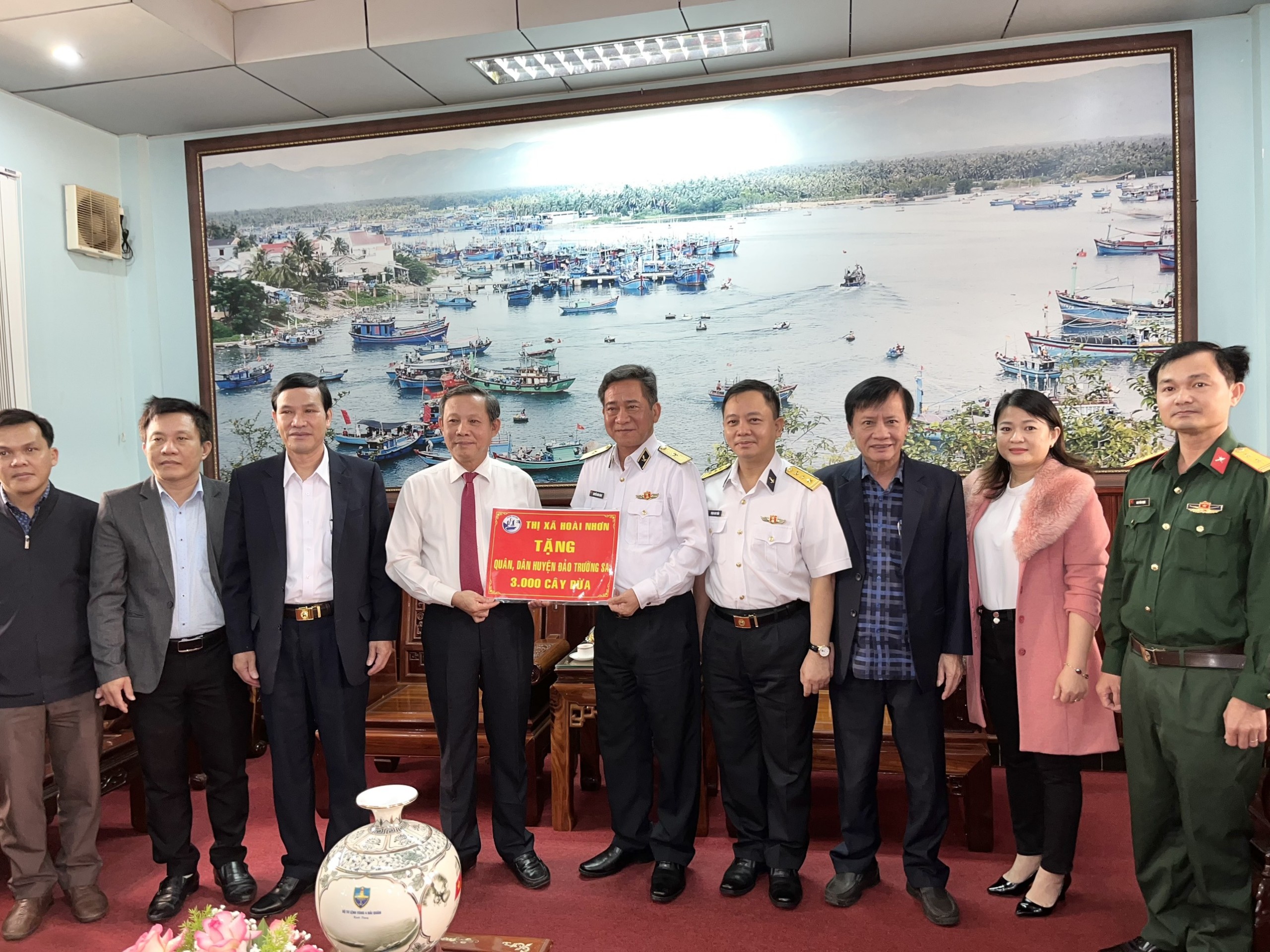 Thị xã Hoài Nhơn (Bình Định) tặng quân, dân huyện đảo Trường Sa 3.000 cây dừa giống